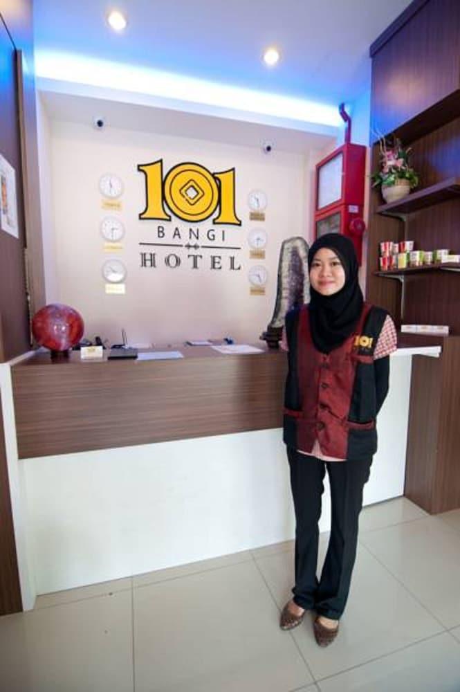 101 Hotel Bangi Bagian luar foto