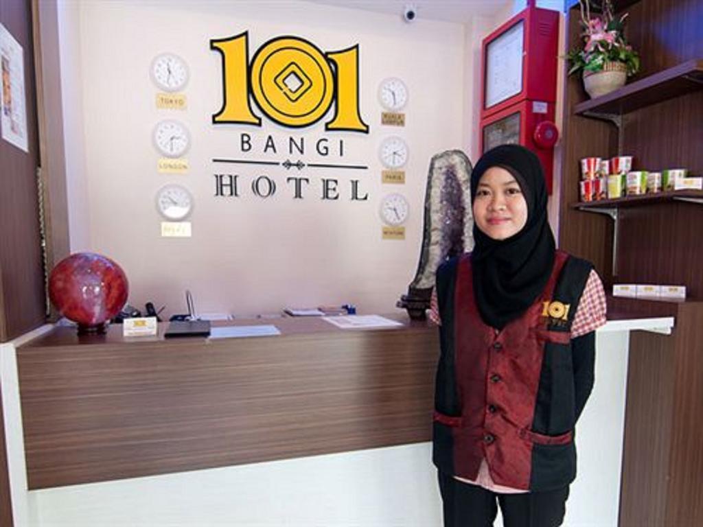 101 Hotel Bangi Bagian luar foto